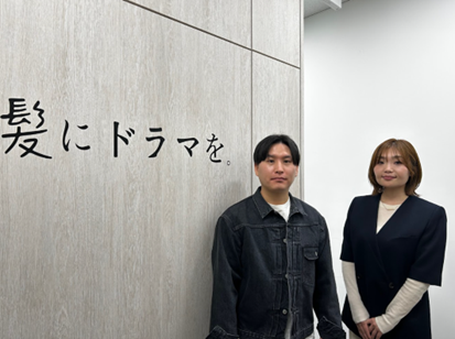 ロゴ前での写真